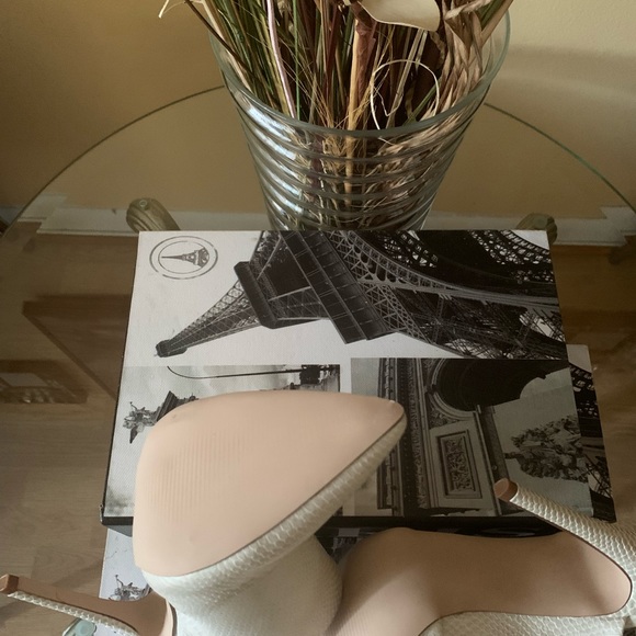Upgrade your wardrobe with these Off White Pointed Toe Mules! Never worn! - Picture 3 of 6
